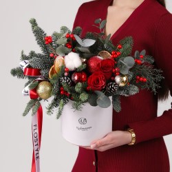 zimnyaya novogodnyaya kompoziciya iz datskoj eli i rozami 3